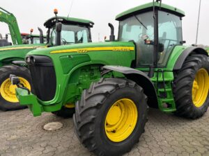 JOHN DEERE 8220